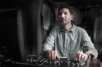 El colorista Rajiv Bedi trabajando con DaVinci Resolve en la unidad móvil de EC3